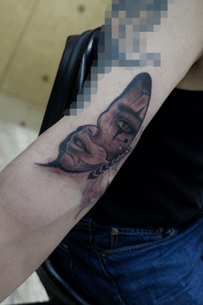 B&G 腕に「蝶に顔」のブラックアンドグレータトゥー