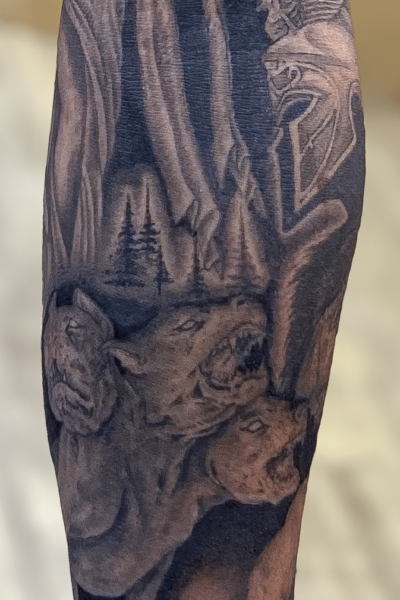 B&G 腕に「ケルベロスとアレス」のタトゥー