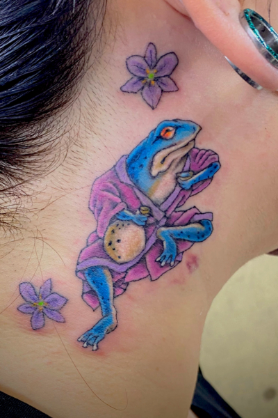 和彫り首に「着物を着て酒壺を持った蛙」の刺青