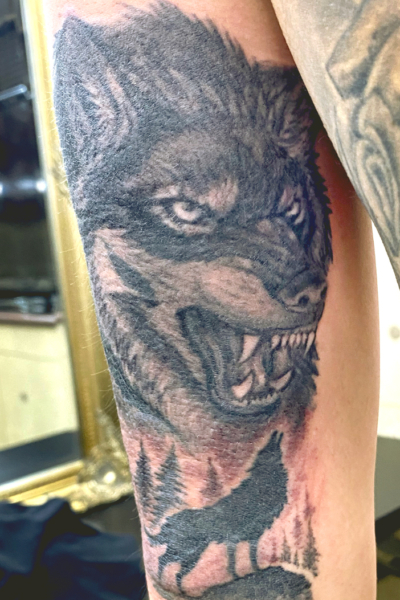 B&G 腕に「オオカミ」のタトゥー