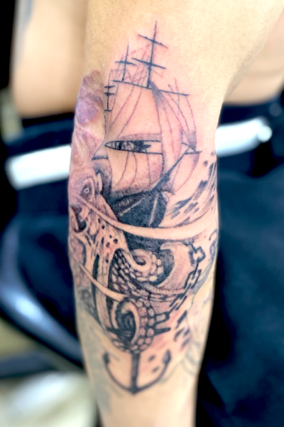 B&G 腕に「巨大タコ クラーケンと船」のタトゥー