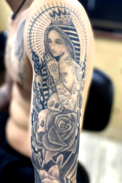 B&G 腕に「マリアとドクロとバラ」のタトゥー