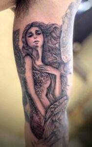 B&G 腕に「人魚」のタトゥー