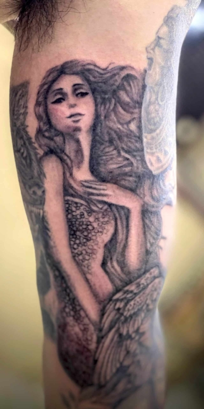 B&G 腕に「人魚」のタトゥー