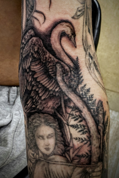 B&G 腕に「白鳥と女神アルテミス」のタトゥー