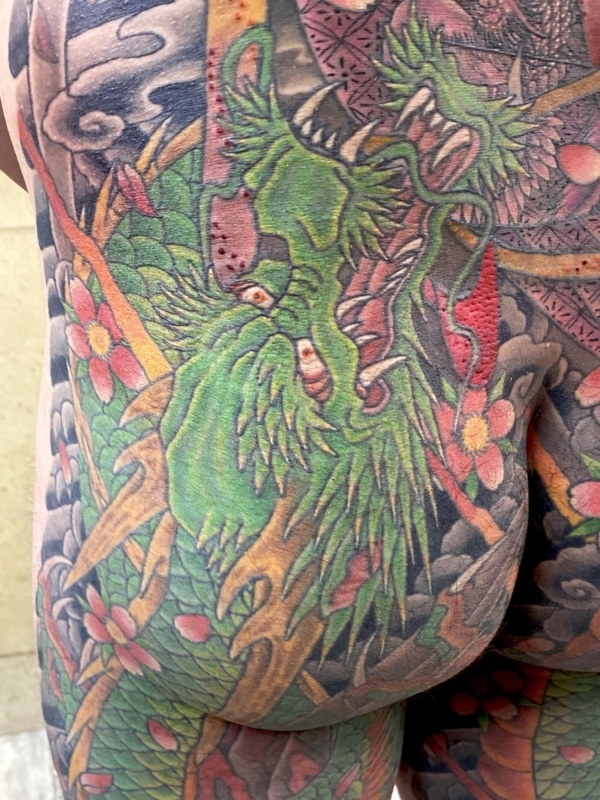 和彫り尻から腿裏に「龍」の刺青