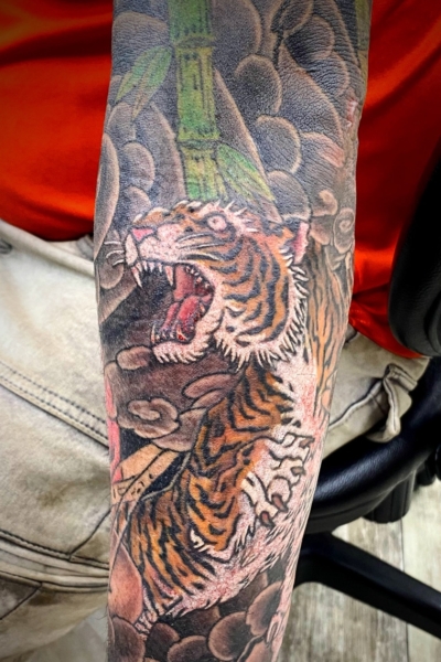 和彫り腕に「虎」の刺青
