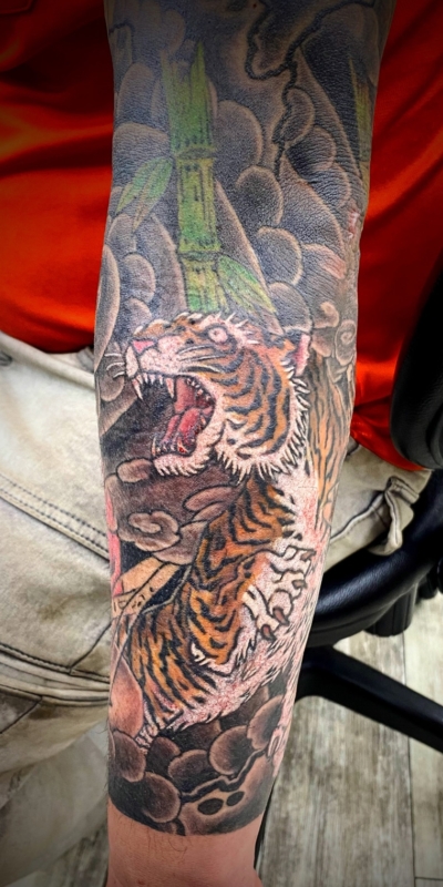 和彫り腕に「虎」の刺青
