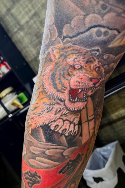 和彫り腕に「虎」の刺青