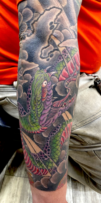 和彫り腕に「蛇」の刺青
