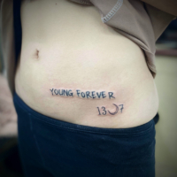 腹に「テキストタトゥー」と「数字とミニタトゥー」