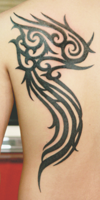 背中に翼のトライバルタトゥー