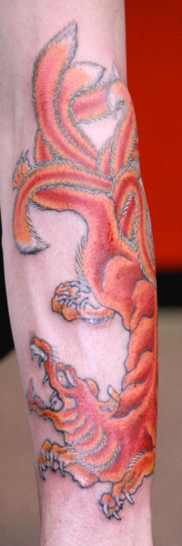 和彫り腕に「九尾」の刺青