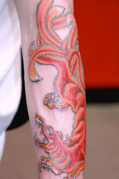 和彫り腕に「九尾」の刺青