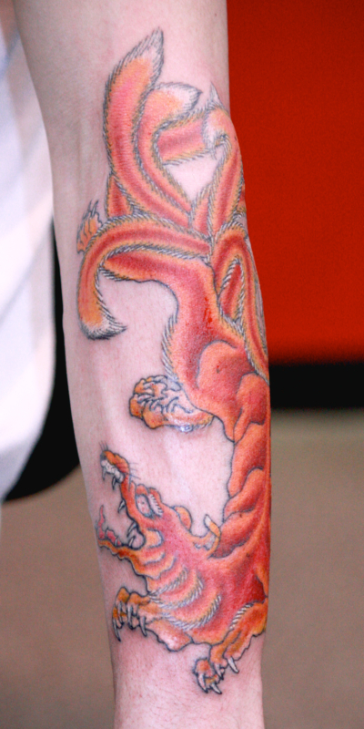 和彫り腕に「九尾」の刺青