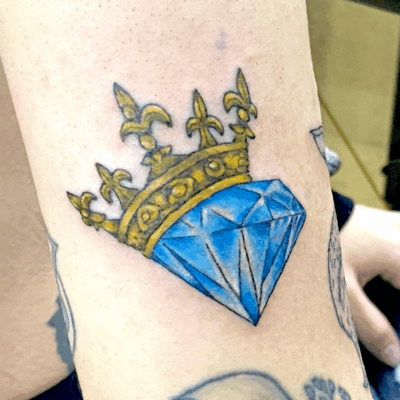 腕に「ダイヤと冠」のタトゥー
