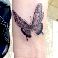 B&G 手首に「蝶」のタトゥー