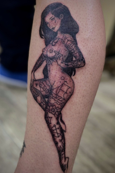 B&G 腕に「ピンナップガール」のタトゥー