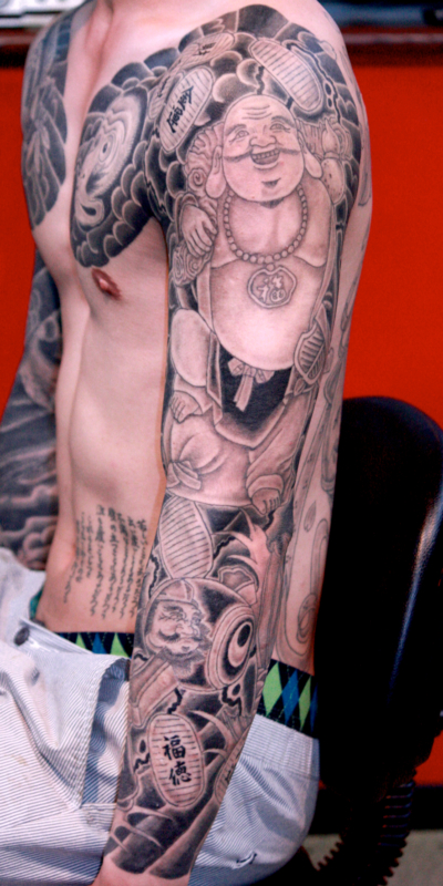和彫り腕胸に「猿と七福神 布袋と打ち出の小槌と小判」の刺青