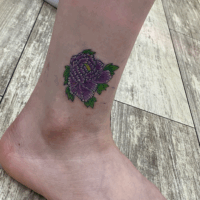 和彫り足に「牡丹」の刺青