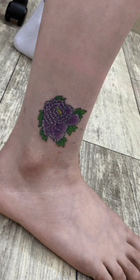 和彫り足に「牡丹」の刺青