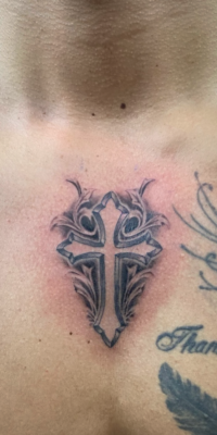 B&G 胸に「十字架」のブラックアンドグレータトゥー