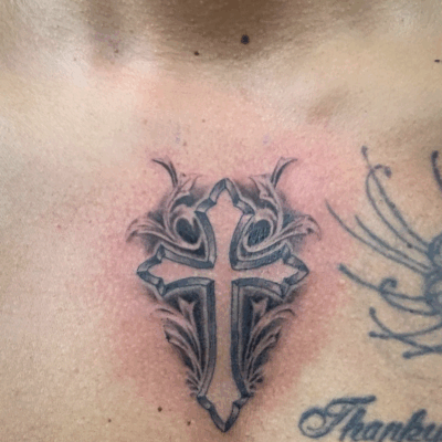 B&G 胸に「十字架」のブラックアンドグレータトゥー