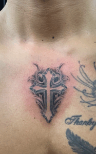 B&G 胸に「十字架」のブラックアンドグレータトゥー