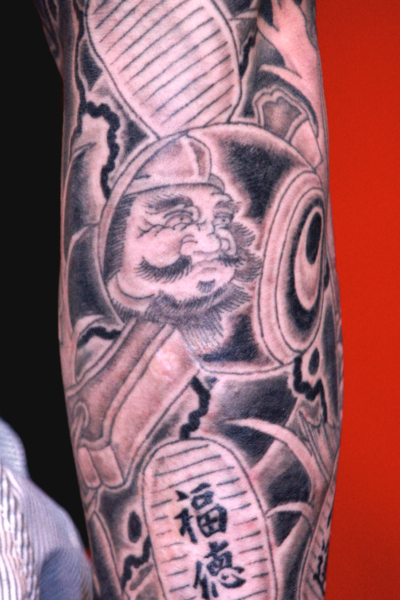 和彫り腕に「打ち出の小槌と小判」の刺青