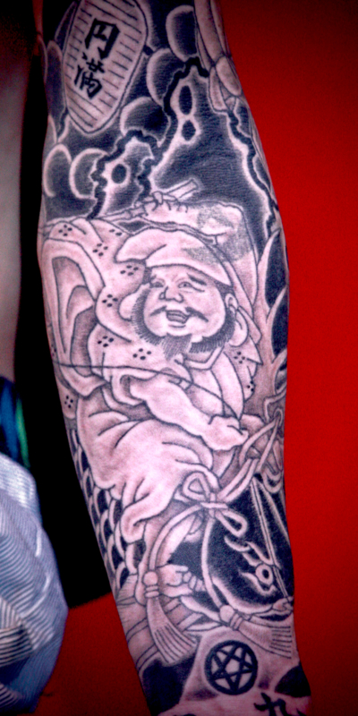 和彫り腕に「七福神 恵比寿」の刺青