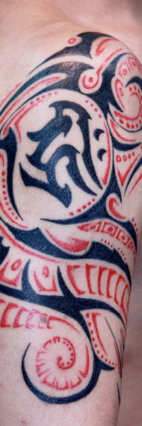 腕胸に梵字とトライバルタトゥー