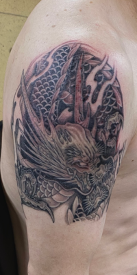 和彫り腕に「龍」の刺青