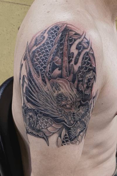 和彫り腕に「龍」の刺青