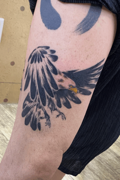 太腿に「ワシ」のタトゥー