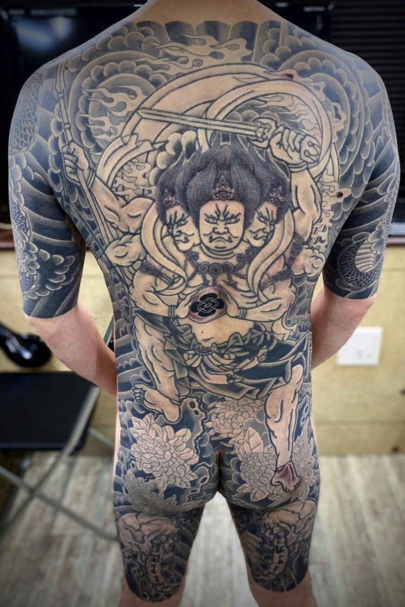 和彫り背中に「阿修羅」の刺青