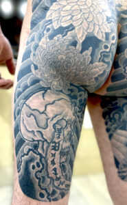 和彫り腿裏に「髑髏」の刺青