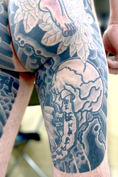 和彫り腿裏に「髑髏」の刺青
