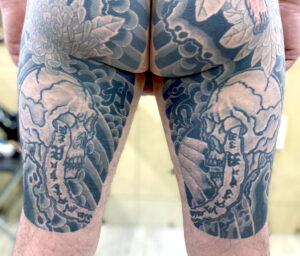 和彫り両腿裏に「髑髏」の刺青