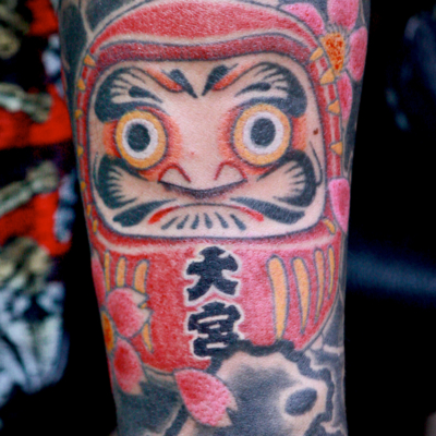 和彫り腕に「達磨」の刺青