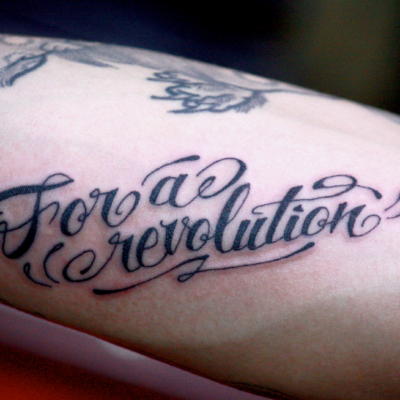 腕にレタリングタトゥー