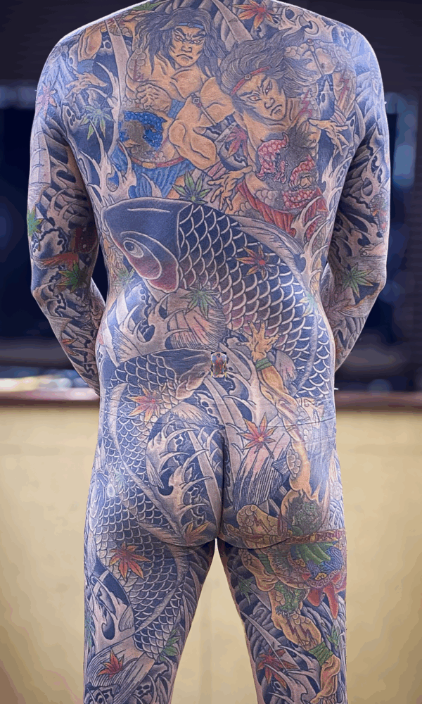 和彫り背中に「水滸伝 水軍 阮三兄弟」の刺青