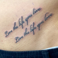 腹にテキストタトゥー