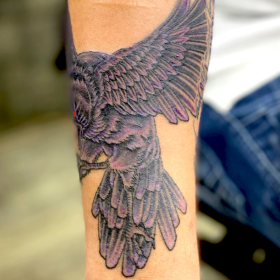 和彫り腕に「八咫烏」の刺青