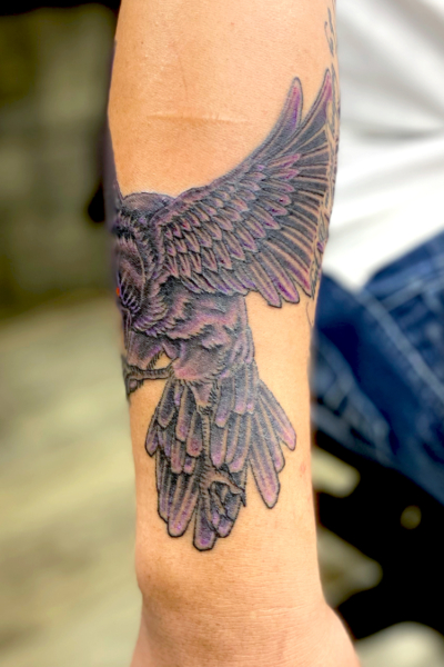 和彫り腕に「八咫烏」の刺青