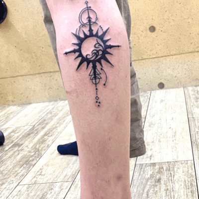 足に「太陽」のジオメトリックタトゥー
