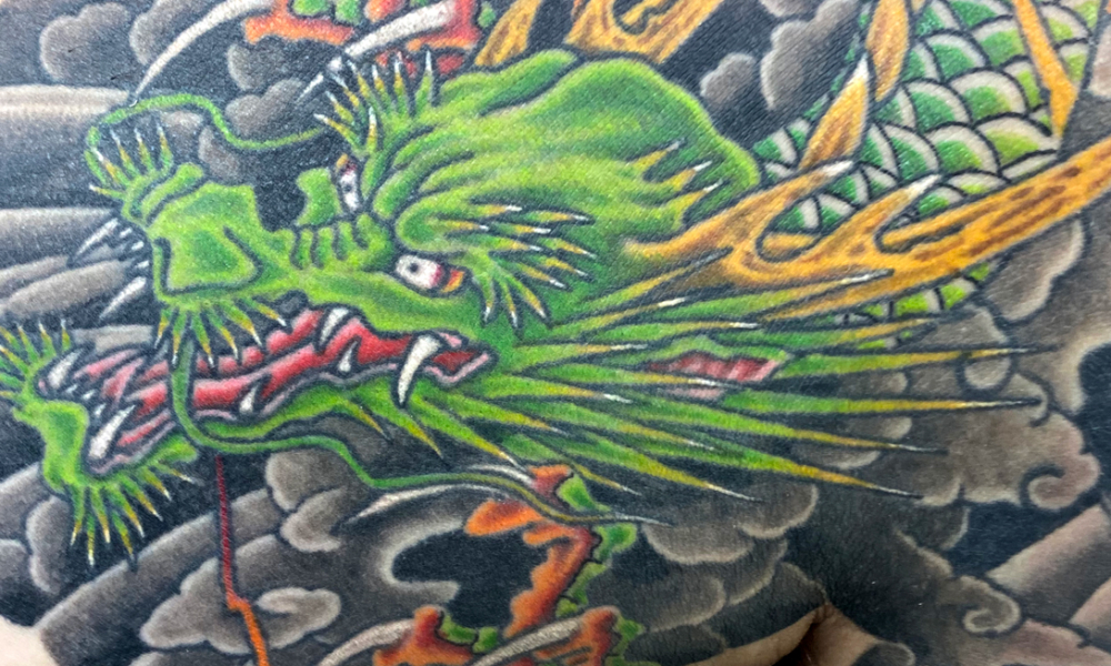 和彫り胸に「龍」の刺青