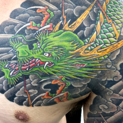 和彫り胸に「龍」の刺青