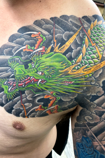 和彫り胸に「龍」の刺青