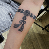 和彫り腕に「数珠」の刺青