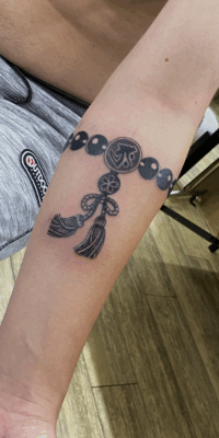 和彫り腕に「数珠」の刺青
